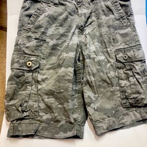 Helix Cargo Shorts Mens 32” Camouflaged Longer Length  Heavyweight. Green